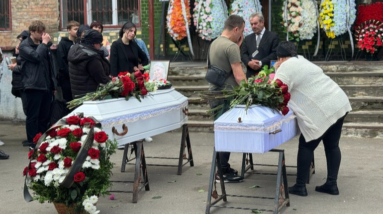 У Києві попрощались із 11-річною дівчинкою та її мамою, які загинули внаслідок обстрілу РФ